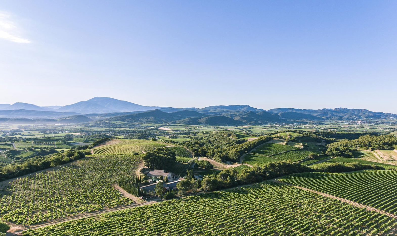 photo du domaine escaravaille vue de drone